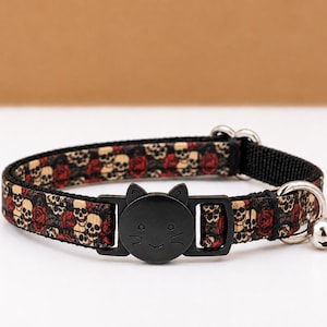 Katzenhalsband mit Totenköpfen und Rosen – Gothic-Skelett-Design mit Sicherheitsverschluss und Glöckchen | Passendes Geschirr und Leine erhältlich