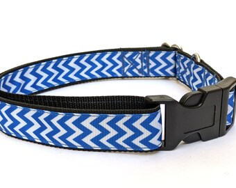 Puede incluir: Collar para perros con un patrón de zigzag azul y blanco, una base de nailon negro y una hebilla de plástico negro. El collar tiene un lazo de metal para sujetar una correa. Diseñado para mascotas.