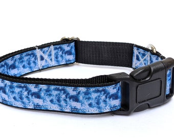 Hundehalsband in Blautönen mit abstrakten Schattierungen von blau und weiß