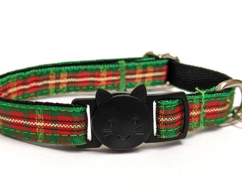 Collar para gato con estampado de tartán navideño: rojo, verde y dorado, ideal para las vacaciones, con cascabel extraíble.