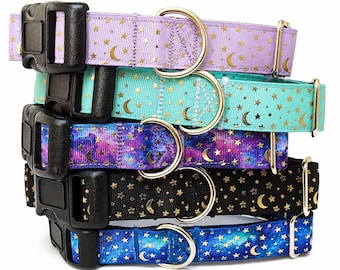 Puede incluir: Una pila de cinco collares para mascotas con un patrón celestial de estrellas y lunas crecientes en lámina dorada. Cada collar tiene una hebilla de plástico negra, una anilla en D de metal dorado y un ajustador deslizante de metal dorado.