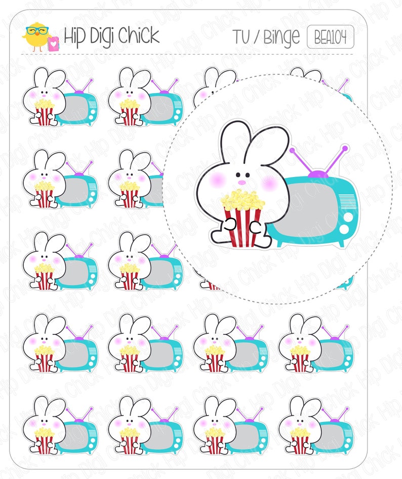 Op de afbeelding: Een vel met 12 stickers met een wit konijn dat een rood-wit gestreept emmertje popcorn vasthoudt en naar een blauwe televisie kijkt. De stickers zijn in een rasterpatroon gerangschikt. De tekst "Hip Digi Chick" en "TU / Binge" staat bovenaan het vel. De tekst "BEA104" staat rechtsboven.