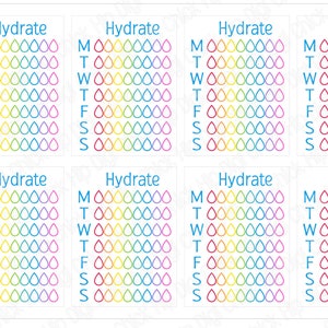 Op de afbeelding: Acht printbare hydratatie-trackersheets met het woord "Hydrateren" bovenaan elk blad. Elk blad heeft een kolom voor elke dag van de week, van maandag tot zondag, met een rij voor elk uur van de dag. Elk uur wordt weergegeven door een waterdruppelpictogram. De waterdruppelpictogrammen zijn in een regenboog van kleuren: rood, oranje, geel, groen, blauw, indigo en violet.