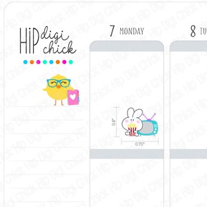 Op de afbeelding: Een weekplanner met een geel kuiken dat een roze notitieboekje vasthoudt en een wit konijn dat een emmer popcorn vasthoudt voor een blauwe televisie. De planner heeft de tekst "Hip Digi Chick" bovenaan en de dagen van de week zijn bovenaan elke kolom gelabeld. De planner is 1,5 cm bij 1,9 cm.