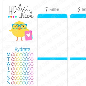 Op de afbeelding: Een afdrukbare plannerpagina met een schattige illustratie van een geel kuiken dat een roze notitieboekje vasthoudt. De pagina bevat een hydratatietracker met een regenboog van waterdruppels voor elke dag van de week. De plannerpagina bevat ook een kalendergedeelte voor maandag en dinsdag met de tekst "Hip Digi Chick" die overal wordt herhaald.