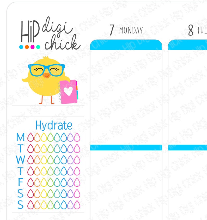Op de afbeelding: Een afdrukbare plannerpagina met een schattige illustratie van een geel kuiken dat een roze notitieboekje vasthoudt. De pagina bevat een hydratatietracker met een regenboog van waterdruppels voor elke dag van de week. De plannerpagina bevat ook een kalendergedeelte voor maandag en dinsdag met de tekst "Hip Digi Chick" die overal wordt herhaald.