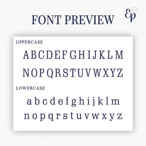 Może przedstawiać: Biała karta wyświetla podgląd czcionki z wielkimi i małymi literami w granatowej czcionce szeryfowej. Słowa "FONT PREVIEW" znajdują się na g&oacute;rze. Karta ma małe logo w prawym g&oacute;rnym rogu.