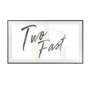 Könnte beinhalten: Ein schwarzer Fernseher mit einem weißen Bildschirm, auf dem der Text "Two Fast" in handschriftlicher Form angezeigt wird.