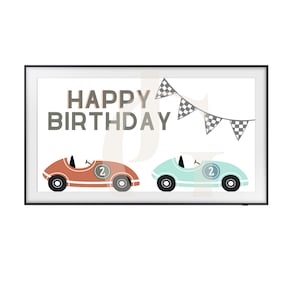 Puede incluir: Una tarjeta blanca imprimible con el texto "Happy Birthday" y dos coches de carreras de dibujos animados, uno rojo y otro azul, con el número "2" en cada uno. Los coches van hacia una hilera de banderas a cuadros blancas y negras.