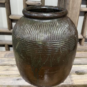 Vaso de terracota para vino de arroz oriental añejo, circa 1950.