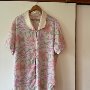 VINTAGE Chemise de nuit Victoria&#39;s Secret à imprimé floral lys des années 90, tunique oversize, longueur nuisette, étiquette dorée, taille M/L