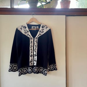 ヴィンテージ 90 年代 刺繍 かぎ針編み トリム カーディガン セーター サイズ S ストーリーブック ニット ブラック & ホワイト