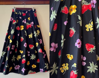 Lovely vintage 80’s strawberry and flowers print midi skirt size S cotton