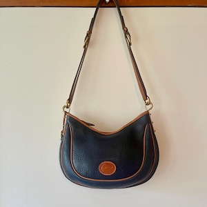 Bellissima borsa a tracolla vintage anni &#39;90 Dooney & Bourke Navy Crescent Bag in pelle martellata per tutte le stagioni
