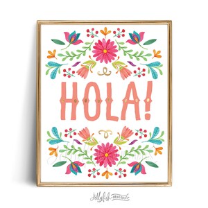Op de afbeelding: Een printbare kunstprint met een witte achtergrond en een kleurrijke bloemenrand. Het woord "HOLA!" staat in grote, roze letters in het midden van de print.