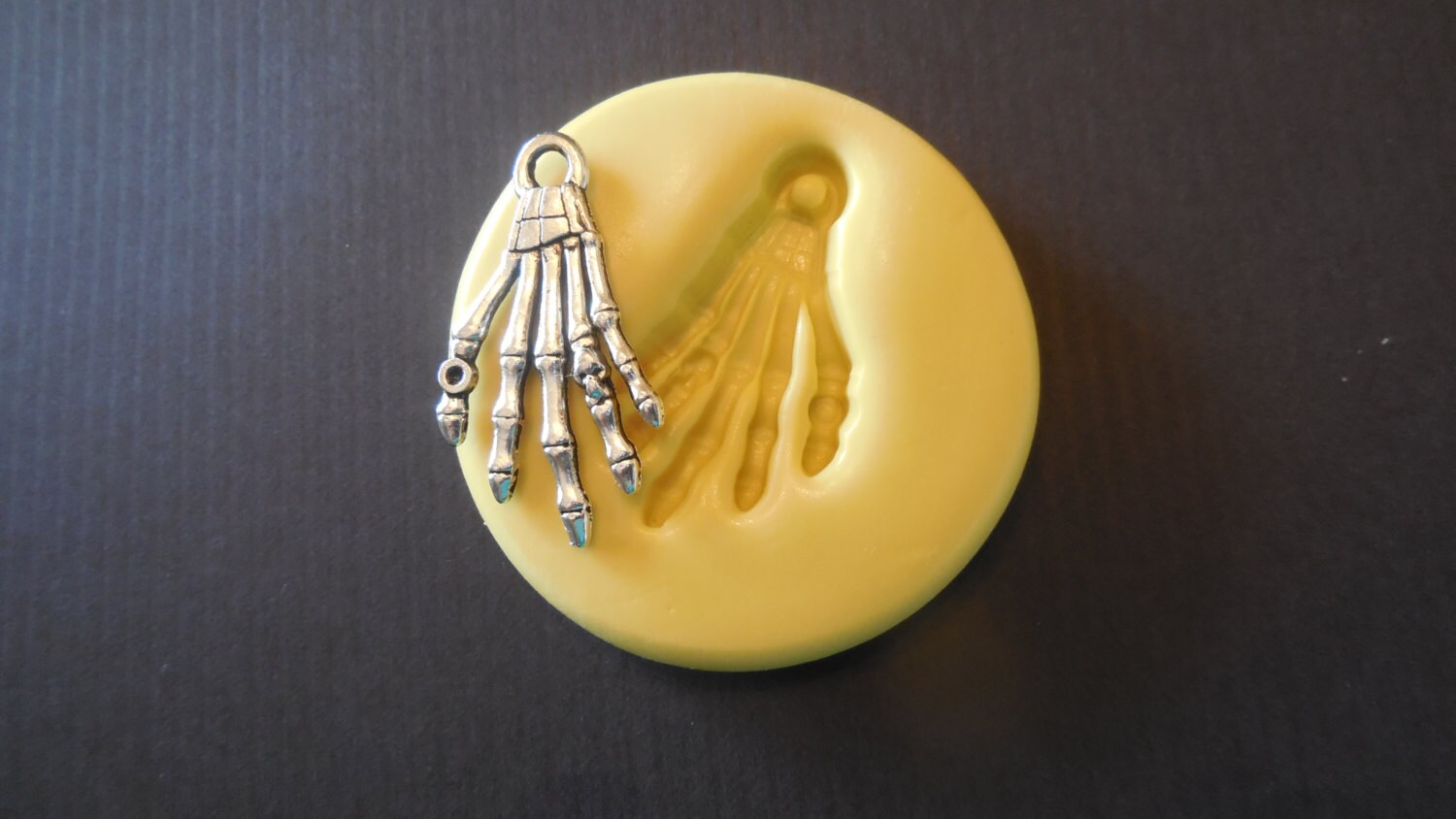 DY0613 Shiny Halloween Skull Keychain Silicone Mold Necklace Craft Polymer Clay