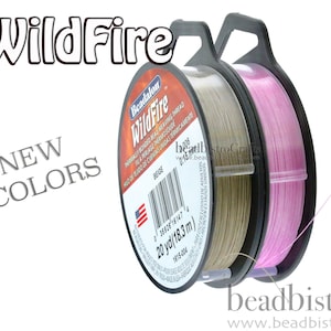 以下が含まれることがあります： ベージュとピンクの Beadalon WildFire ビーズ糸の糸巻き。糸巻きには「WildFire」と「20 yd (18.3 m)」のラベルが貼られています。
