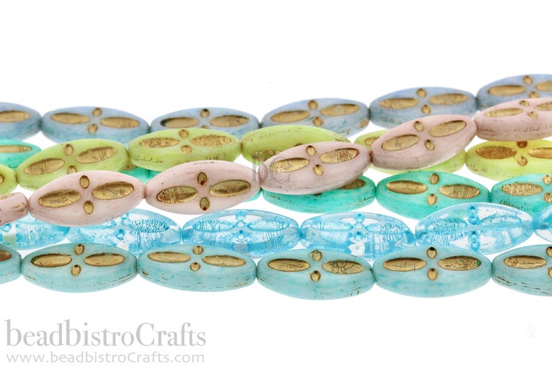 Peut inclure: Un brin de perles de verre ovales avec un motif dor&eacute;. Les perles sont dans des tons de bleu, vert et rose.