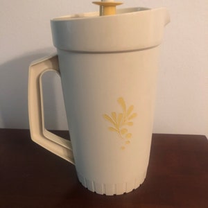 Vintage tupperware pitcher with lid
