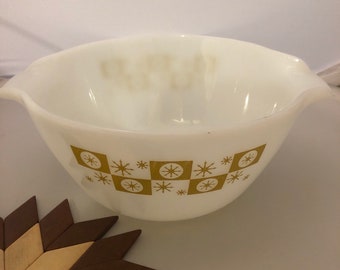 Op de afbeelding: Witte mengkom met een gouden sneeuwvlokkenpatroon. De kom heeft een lichte rand rond de rand.