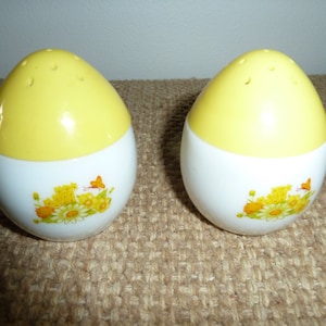 AVON Yellow/AVONシェーカー/MustarD/Pepper Avon Yellow Egg Salt N Pepper - Etsy