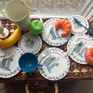 Holly Hobbie children’s tea set