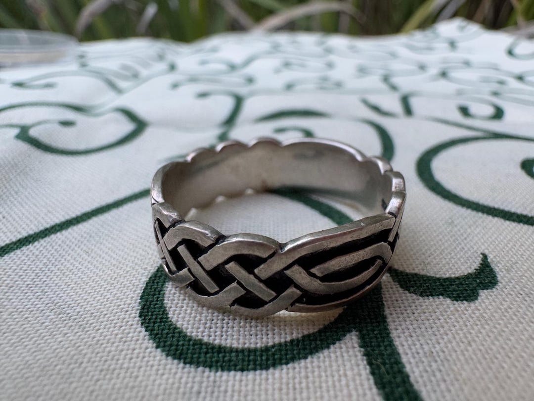 Anillo de nudo celta vintage en plata de ley: diseño elaborado a