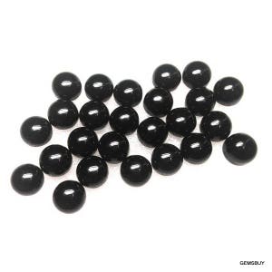 Op de afbeelding: Een verzameling van 25 zwarte ronde edelsteen cabochons. De cabochons zijn glad en gepolijst.