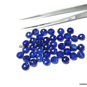 Cabochão de Safira Azul de 6 mm com Lapidação Rosa: Gema de Qualidade AA