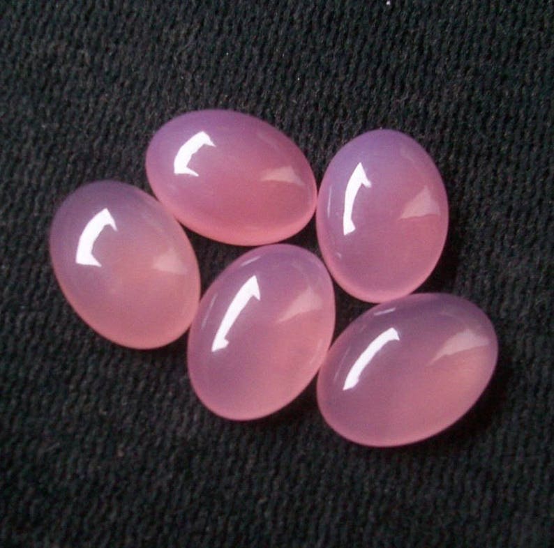 Pink stones. Розовый халцедон камень. Кабошон халцедон круг 20 мм. Розовый непрозрачный камень. Розовые камни натуральные.