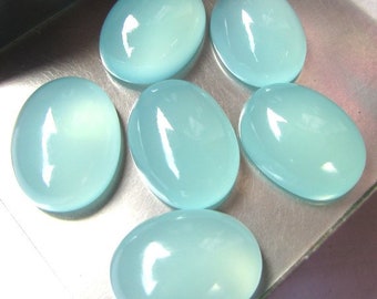 Cabochon de calcédoine turquoise : pierre gemme non fixée ovale (12 x 16 mm)