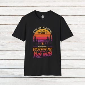 Puede incluir: Camiseta negra con un gráfico de puesta de sol y el texto "If you can't handle me at my worst, you don't deserve me at my Yub Nub." El diseño presenta una escena de fogata con siluetas.