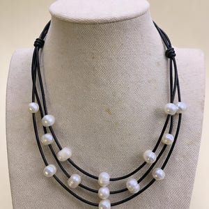 Halsband med tre rader flytande pärlor och läder, läderhalsband med tre rader, halsband med flera pärlor, pärla och läder, Le4-075