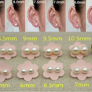 May include: A size comparison chart for pearl earrings. The chart shows the earrings in different sizes, from 4.5 mm to 10.5 mm. A gold coin is included for reference. The earrings are white and have a smooth, round shape.