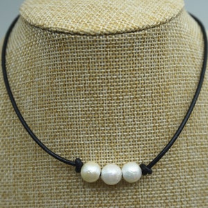 Three pearl necklace, Leather Pearl Choker, Pearl Leather Necklace, White Freshwater pearl, Black Leather Pearl necklace, BROWN,Le1-009