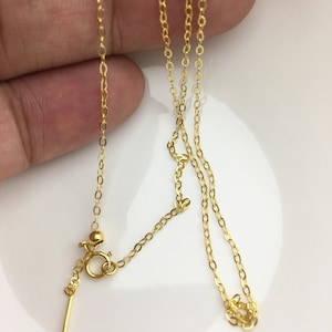 Puede incluir: Un collar de cadena de oro con cierre de langosta.