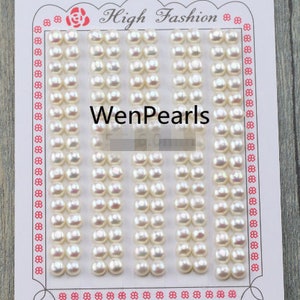 Op de afbeelding: Een witte kaart met de tekst "High Fashion" en "WenPearls" erop gedrukt. De kaart is gevuld met rijen witte parels.