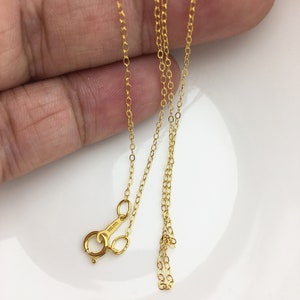 Puede incluir: Un collar de cadena de oro con cierre de langosta. La cadena está hecha de pequeños eslabones redondos.