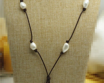 Long Freshwater Pearl and Leather Lariat Necklace,white pearl necklace brown Leather Pearl necklace,Leather baroque pearl necklace,Le1-005