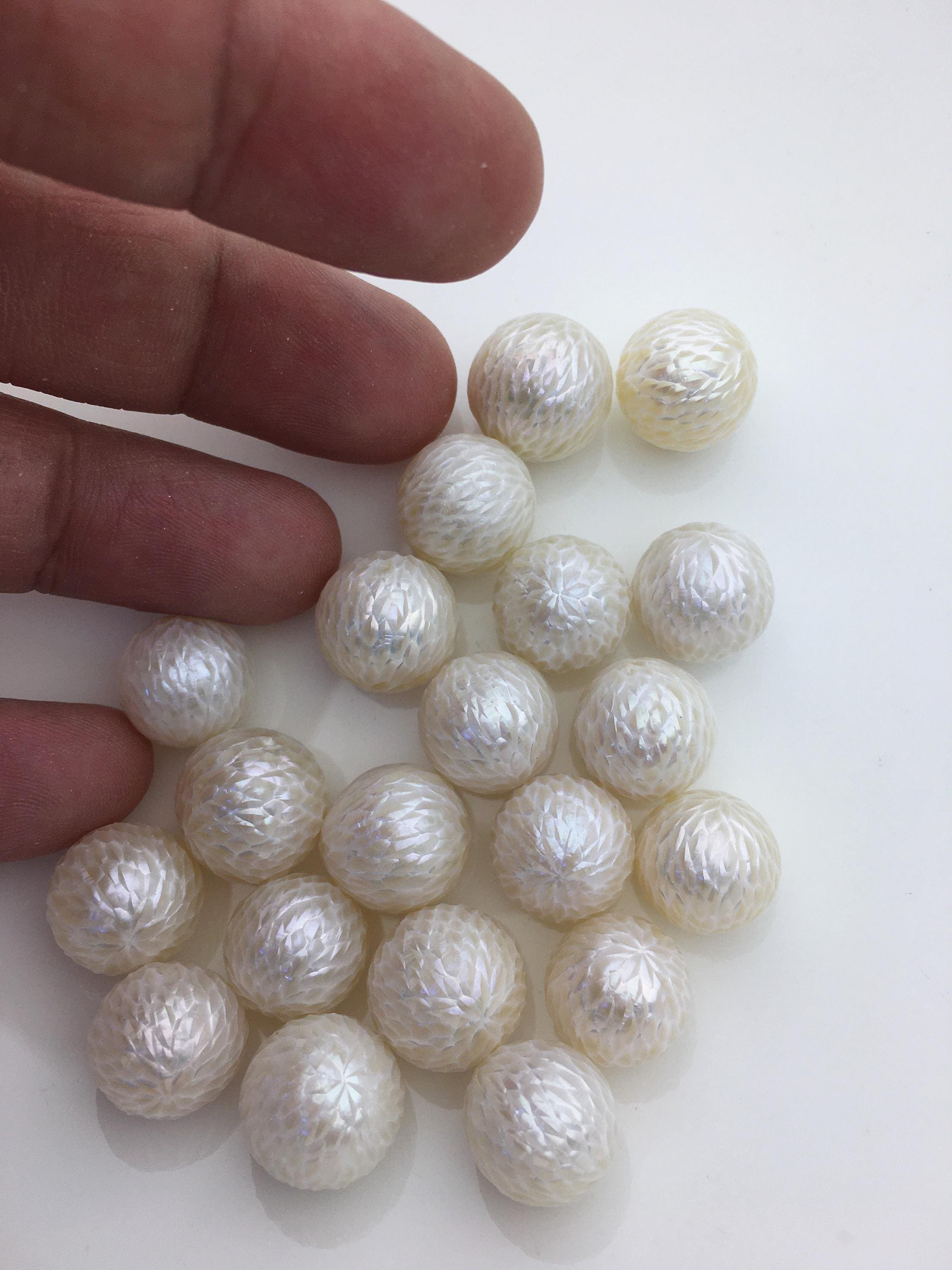 Shine! AAA 11-16mm ホワイトラウンド彫刻淡水パール - 穴なし