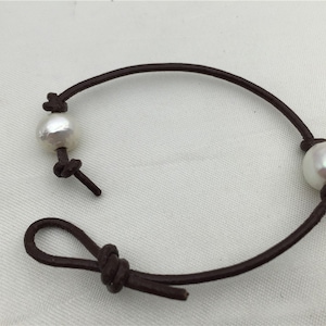 Leather Pearl bracelet,High Luster pearl, Pearl Leather bracelet, White Freshwater pearl, Black Leather Pearl bracelet, BROWN,Le7-053