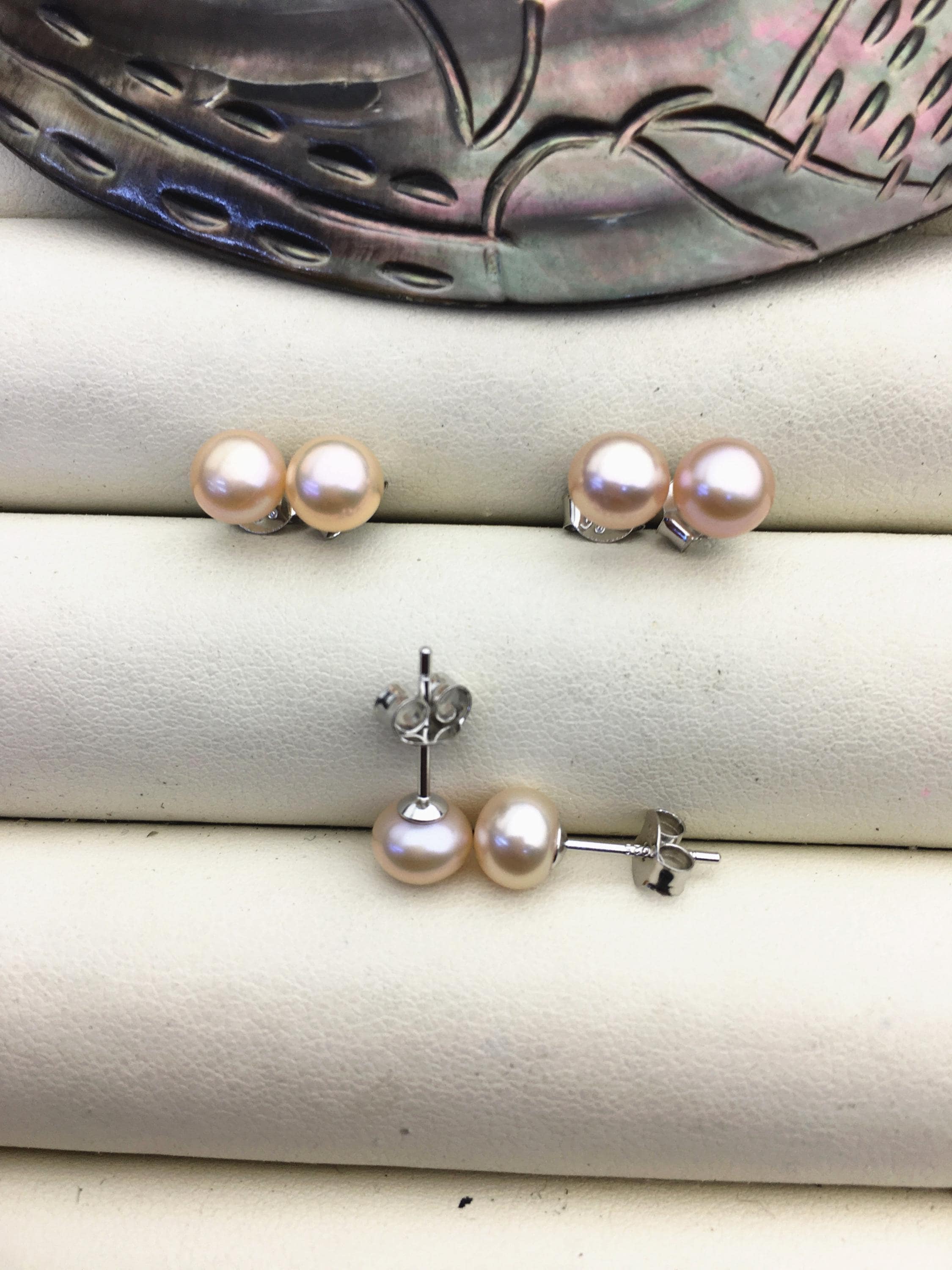 アクセサリー PEARL STUDS PIERCED EARRINGS Susan Shaw Coin Pearl Dotted Cab Stud Earrings