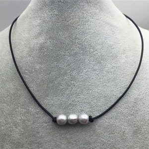 Three gray round pearl necklace, Leather Pearl Choker, Pearl Leather Necklace, White Freshwater pearl,LIGHT BROWN,Le1-074