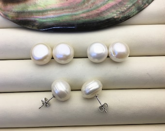 2 paia di orecchini a bottone con perle rotonde bianche AA da 12-13 mm, SE1-069-24