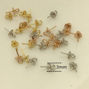 Può includere: Primo piano di un gruppo di 20 punte per perline dorate, argentate e oro rosa. Le punte hanno un design a forma di fiore e un anello nella parte superiore. Le punte misurano 3 mm.