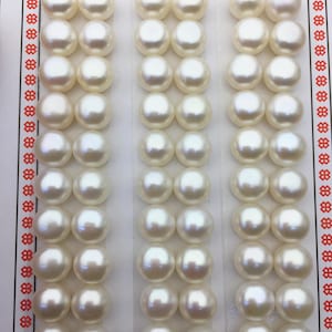 Puede incluir: Una tarjeta blanca con las palabras "High Fashion" impresas en ella. La tarjeta está dividida en tres secciones, cada una con 10 perlas redondas blancas.