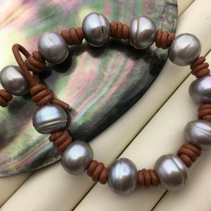 Gray button round freshwater pearl Leather bracelet,Handmade Cuff,Black Pearls on Brown Leather,Black leather bracelet,Le7-003