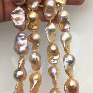 Puede incluir: Hileras de perlas barrocas lustrosas en tonos dorados, melocotón y blanco iridiscente. Las formas irregulares de las perlas están ensartadas, creando una pieza de joyería única y elegante. Las perlas miden aproximadamente 2.5-5 cm de largo.