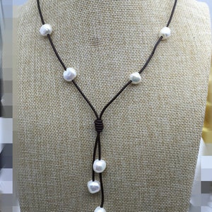 Baroque pearl leather necklace,Pearl and Leather Lariat Necklace,Leather Pearl necklace,Leather baroque pearl necklace,Tan leather,Le1-010