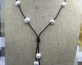 Baroque pearl leather necklace,Pearl and Leather Lariat Necklace,Leather Pearl necklace,Leather baroque pearl necklace,Tan leather,Le1-010